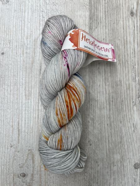No 12 Merino 260 Silverwhite mit bunten Luftballons